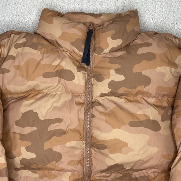 Fabletics Women’s Camouflage Cropped Puffer Jacket : Size Large - Picture 3 of 9